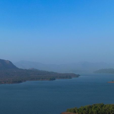 Ekam Lake House By Stayvista With Mountain & Lake Views, Outdoor Jacuzzi, Sauna, Modern Amenities & Kitchen Garden Pune Exterior foto