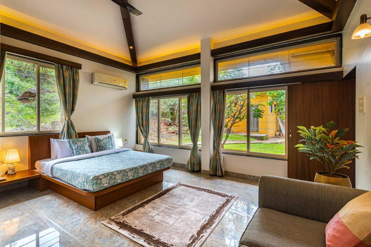 Ekam Lake House By Stayvista With Mountain & Lake Views, Outdoor Jacuzzi, Sauna, Modern Amenities & Kitchen Garden Pune Exterior foto