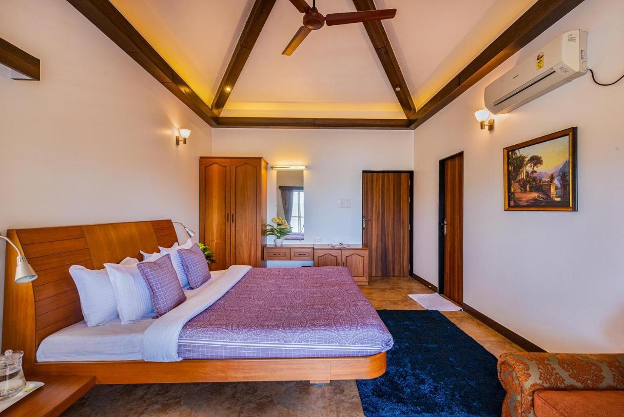 Ekam Lake House By Stayvista With Mountain & Lake Views, Outdoor Jacuzzi, Sauna, Modern Amenities & Kitchen Garden Pune Exterior foto